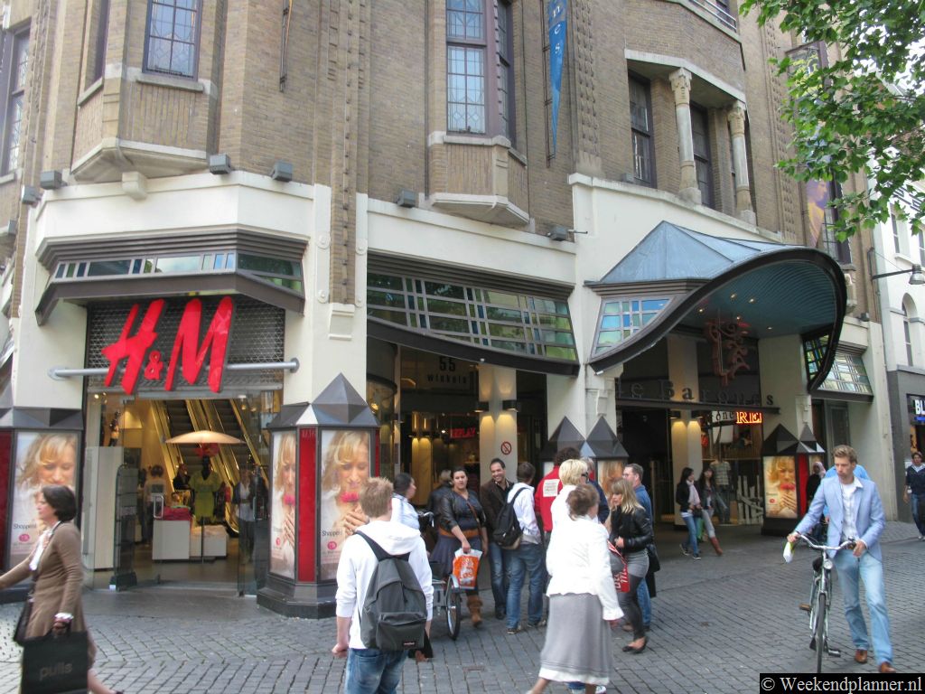 In de Eindstraat is een ingang van het winkelcentrum de Barones. Er zijn ook ingangen aan de  Lange Brugstraat en de Nieuwstraat.